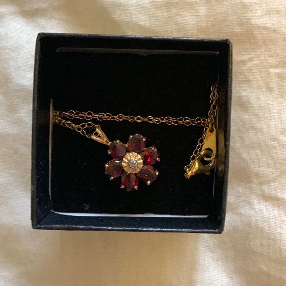Flower pendant necklace